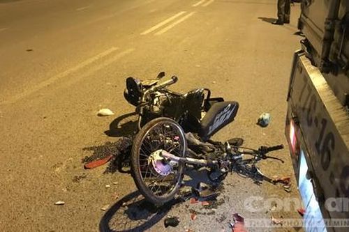 Xe 'độ' phóng nhanh tông vào xe tải, một thanh niên nguy kịch