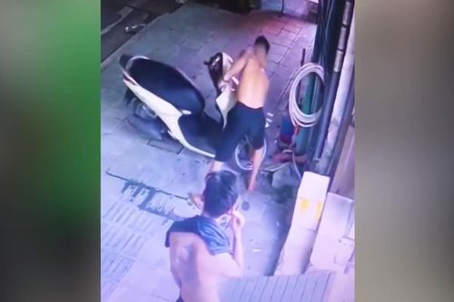 Lác mắt xem anh chàng dắt xe khóa cổ vào nhà trong chớp mắt