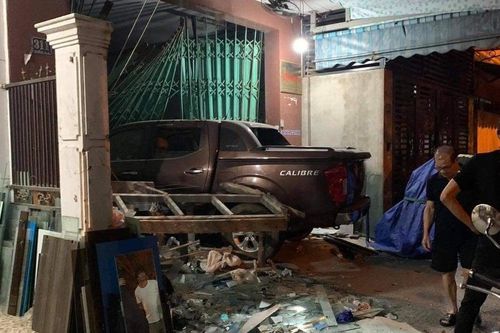 Kinh hoàng tài xế vi phạm nồng độ cồn, phóng ô tô đâm sập cổng nhà dân