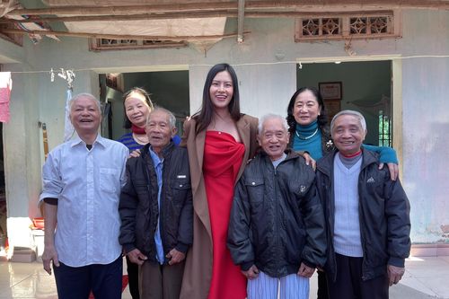 Sau cuộc thi Miss Earth, Thái Thị Hoa về quê mở tiệc chia vui với người thân