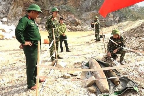 Đang tôn tạo đình làng, phát hiện quả bom nặng 250kg