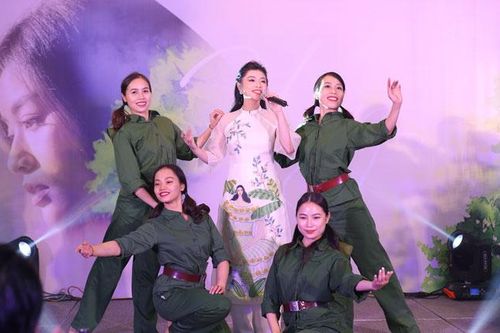 Quán quân Sao Mai Thu Hằng ra mắt album nhạc cách mạng