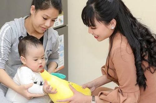 Hoa hậu doanh nhân Phạm Bích Thủy mang giáng sinh ấm đến cho 100 em bé viện E