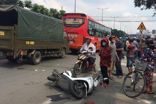TP.HCM: Trên đường đi làm, nữ nhân viên sân golf bị xe khách lấn làn cán tử vong thương tâm