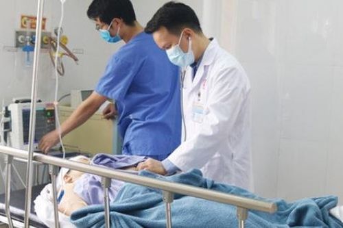 Sức khỏe 2 nạn nhân thoát chết trong vụ xe ô tô đâm vách núi bốc cháy hiện ra sao?