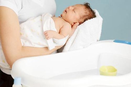 Tắm cho bé đúng cách để không bị ốm trong mùa đông
