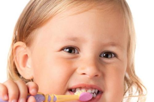 Cho trẻ dùng lẫn kem đánh răng của người lớn: Chuyên gia khuyến cáo gì?