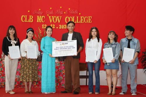 MC Thanh Thảo Hugo hội ngộ MC Minh Phúc tại trường xưa, trao học bổng cho các bạn MC trẻ
