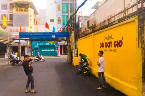 Teen nói gì khi 'bức tường vàng huyền thoại' ở Đà Lạt bất ngờ xuất hiện tại Sài Gòn?