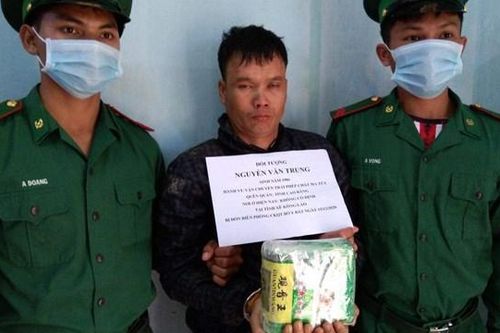 Kon Tum: Bắt giữ đối tượng vận chuyển trái phép 1kg ma túy tổng hợp
