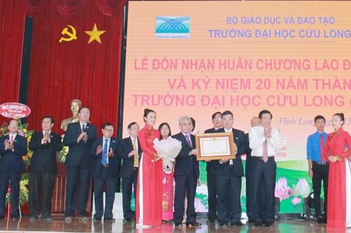 Trường ĐH Cửu Long đón nhận Huân chương Lao động hạng ba