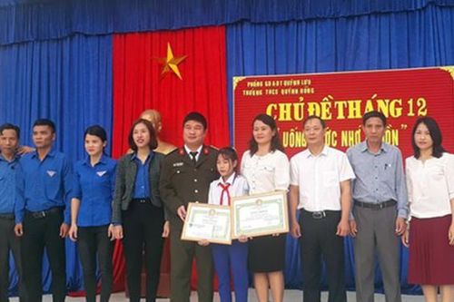 Khen thưởng học sinh không tham của rơi