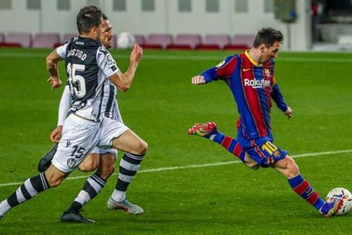 Lionel Messi cô đơn ở Nou Camp
