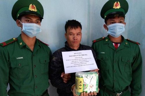 Bắt đối tượng vận chuyển 1kg ma túy đá ở vùng biên giới