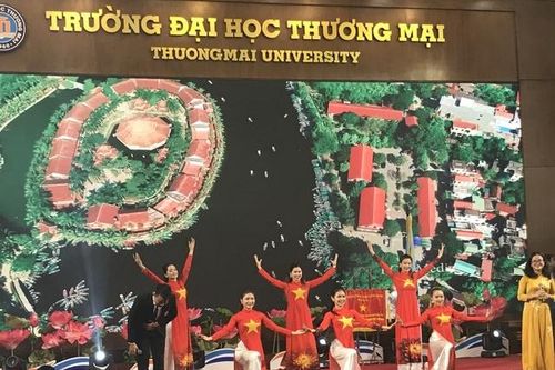Trường Đại học Thương mại nhận Cờ thi đua của Chính phủ nhân 60 năm thành lập