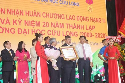 Trường ĐH Cửu Long đón nhận Huân chương Lao động hạng 3