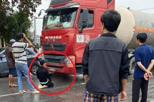 Xót xa hình ảnh chồng quỳ gối thất thần bên thi thể vợ trước xe đầu kéo