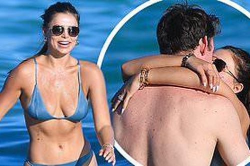 Brooks Nader 'đốt mắt' người nhìn với bikini xanh 'mát mắt', ôm hôn mặn nồng chồng ở biển