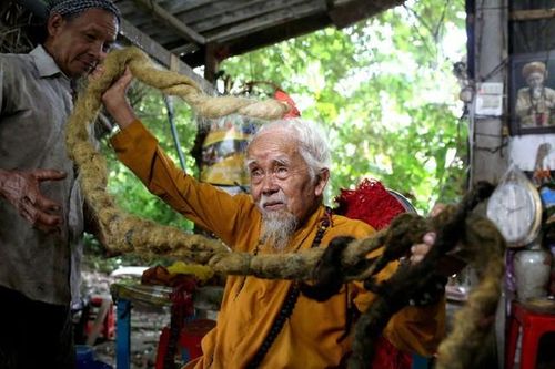 Cụ ông ở Tiền Giang có mái tóc dài 5 mét là hình ảnh gây sửng sốt nhất thế giới năm 2020