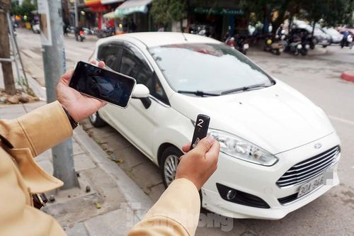 Nhiều trường hợp ô tô bị dán thông báo ngày đầu xử phạt 'nguội'