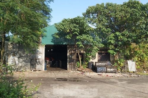 Cận cảnh nhà xưởng ô nhiễm bủa vây trường học, khu dân cư ở Hà Nội