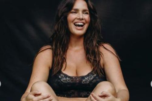 Người mẫu ngoại cỡ Candice Huffine trình diễn nội y nóng bỏng