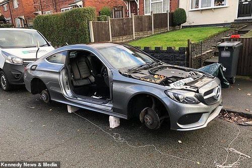 Sau một đêm, xe sang Mercedes bị trộm lột sạch phụ kiện