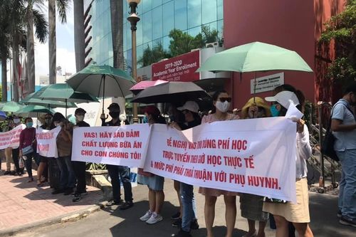 Phụ huynh phản đối đề xuất xử kín vụ kiện Trường Quốc tế Việt Úc