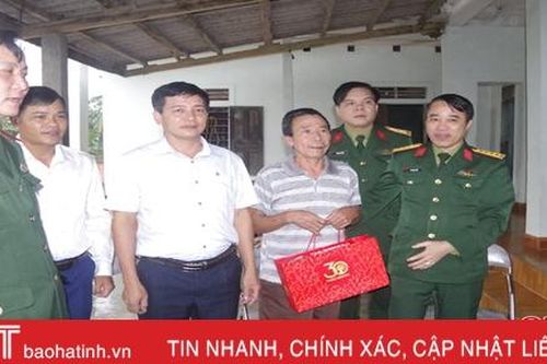 Lãnh đạo Bộ CHQS tỉnh thăm hỏi, tặng quà gia đình chính sách