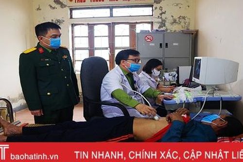 Bộ CHQS tỉnh Hà Tĩnh khám, cấp thuốc cho người dân vùng lũ