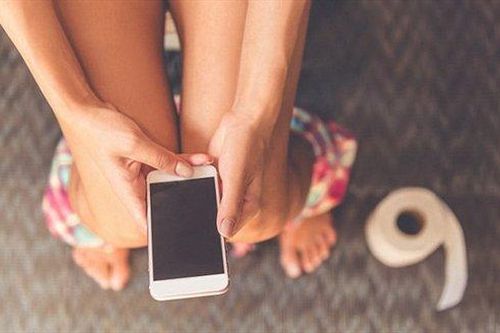 Trả giá đắt khi vừa đi vệ sinh vừa nghe điện thoại