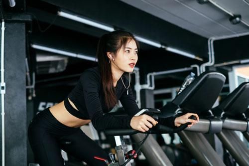 Hé lộ 4 bí quyết giảm cân an toàn để có được vòng eo 'con kiến' dành cho người bận rộn