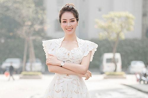 Thụy Vân liên tục thay váy khi ghi hình