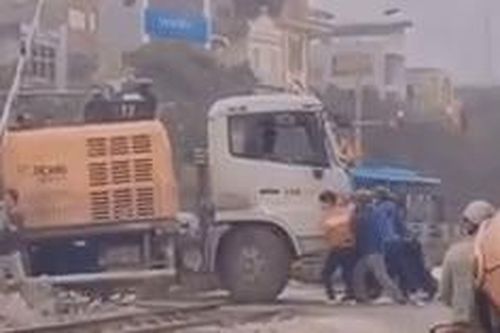 Clip: Nín thở theo dõi cảnh giải cứu xe rơ mooc mắc kẹt trên đường ray đúng lúc tàu hỏa sắp chạy qua