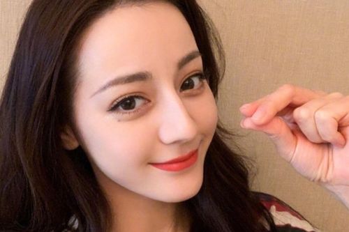 Địch Lệ Nhiệt Ba tự nhận mình không đẹp, mong muốn có bờ môi dày - má lúm đồng tiền