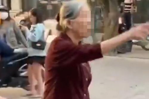 Báo nước ngoài xôn xao vụ cụ bà 80 tuổi gọi hội bạn thân đi đánh ghen 'tiểu tam' trên phố