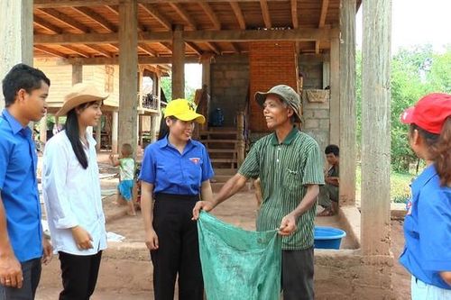 Người gom rác cho bản làng sạch đẹp, văn minh
