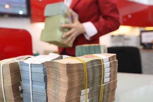 Được nới 'room' tín dụng, ngân hàng tiếp tục hạ lãi suất cho vay