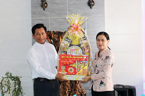 Lãnh đạo huyện Châu Thành thăm, chúc mừng Giáng sinh nhà thờ thị trấn An Châu