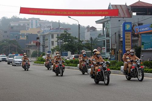 Ra quân thực hiện cao điểm bảo đảm trật tự, an toàn giao thông dịp tết và Đại hội Đảng toàn quốc