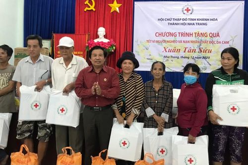 Tặng 100 suất quà Tết cho người dân phường Vĩnh Trường