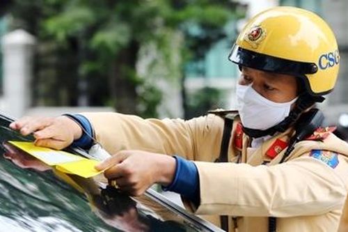 CSGT Hà Nội dán thông báo phạt nguội trên kính ôtô