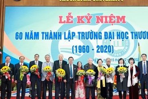 Trường Đại học Thương mại đón Cờ thi đua của Chính phủ