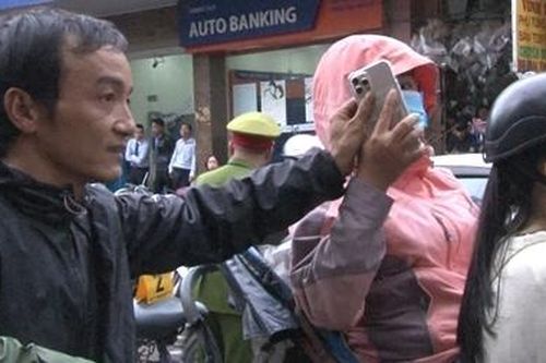 Cô gái đi xích lô bị cướp giật Iphone 11