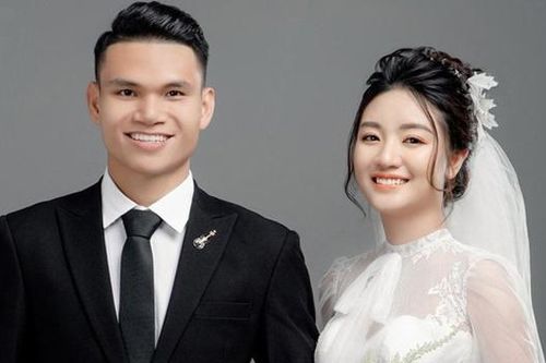 Nhan sắc vợ sắp cưới của tuyển thủ Việt Nam Phạm Xuân Mạnh