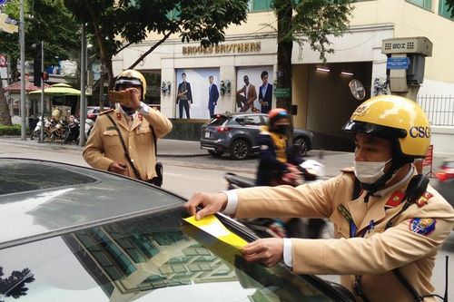 Hà Nội bắt đầu dán thông báo 'phạt nguội' lỗi dừng, đỗ trên các tuyến phố