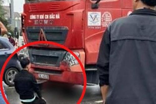 Hình ảnh chồng quỳ gối, thất thần bên thi thể vợ bị xe đầu kéo cán tử vong khiến bao người xót xa