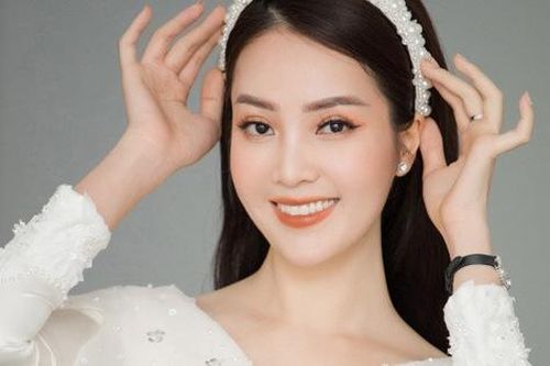 Khoảnh khắc 'thót tim' đứng ngồi không yên của Á hậu Thụy Vân khi bố đẻ nhập viện