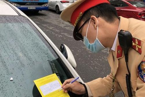 CSGT Hà Nội đồng loạt ra quân dán giấy thông báo phạt nguội trên kính xe