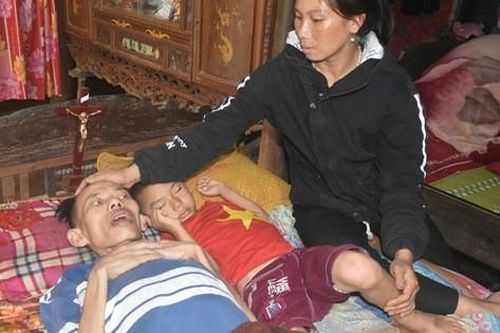Xót cảnh người phụ nữ gồng mình chăm chồng bệnh cùng 3 đứa con thơ